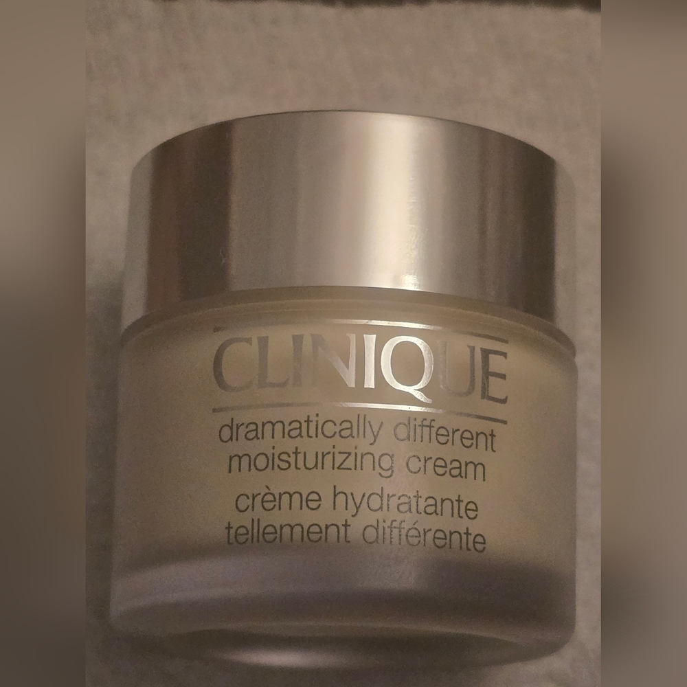 Clinique Moisturizing Cream - Cream and Silver